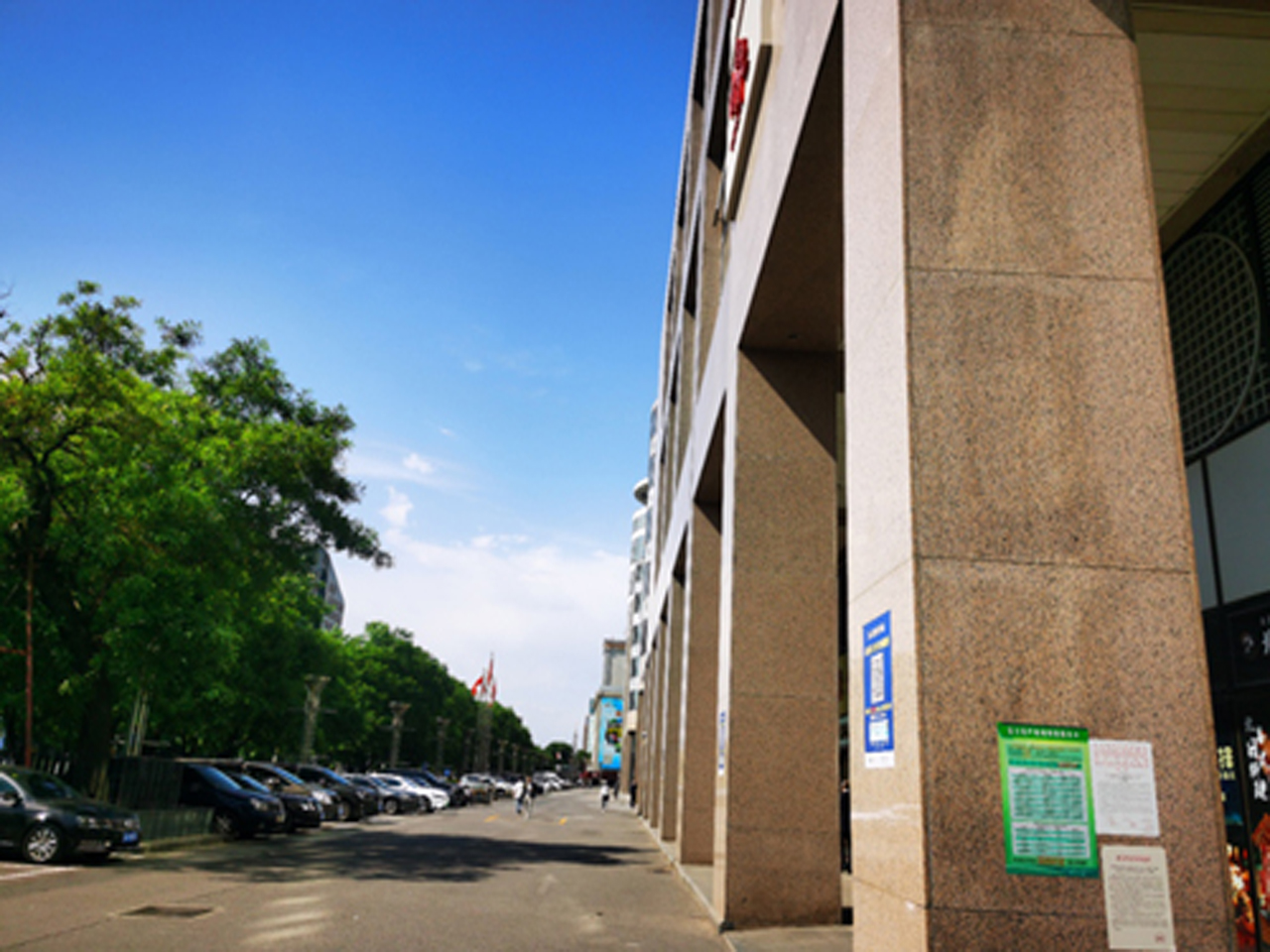 庄胜广场地上停车处